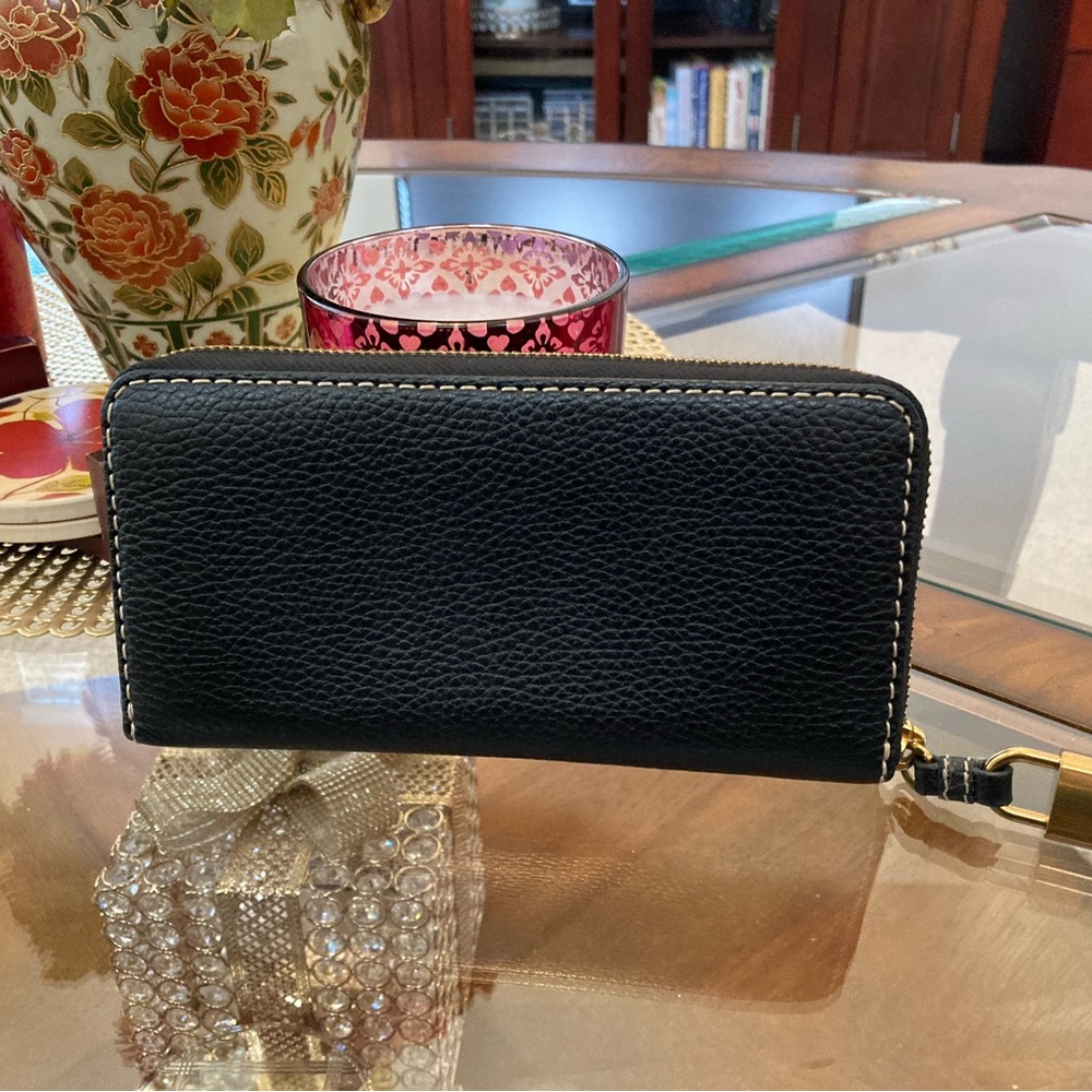Pre-Loved Marc Jacobs Black Pebbled Leather Zip Around Wallet - Picture 2 of 5